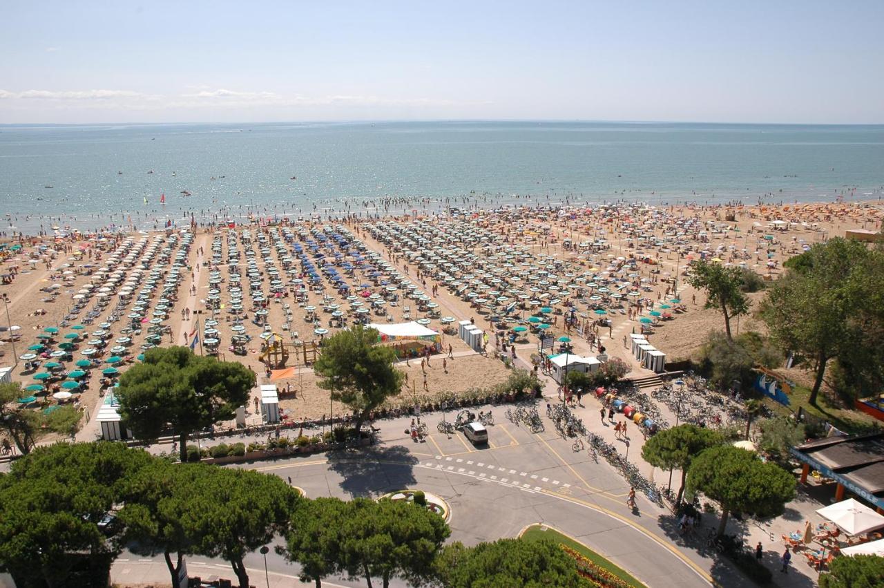 Appartamenti Vacanza Albatros Lignano Sabbiadoro Bagian luar foto