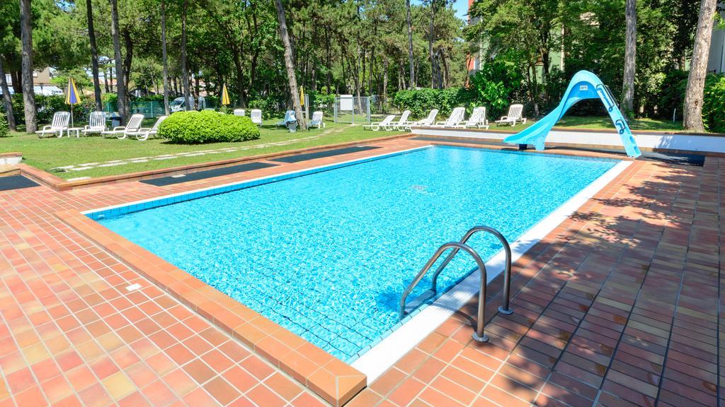 Appartamenti Vacanza Albatros Lignano Sabbiadoro Bagian luar foto